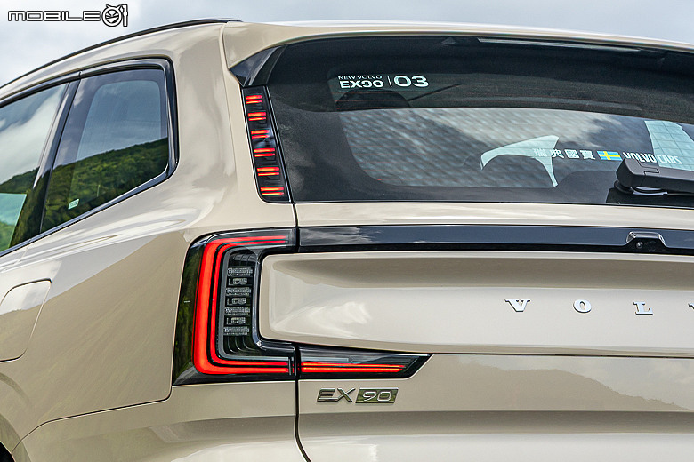 Volvo EX90 試駕|以北歐氛圍重新定義旗艦,引領品牌邁入新世紀的純電七人休旅!
