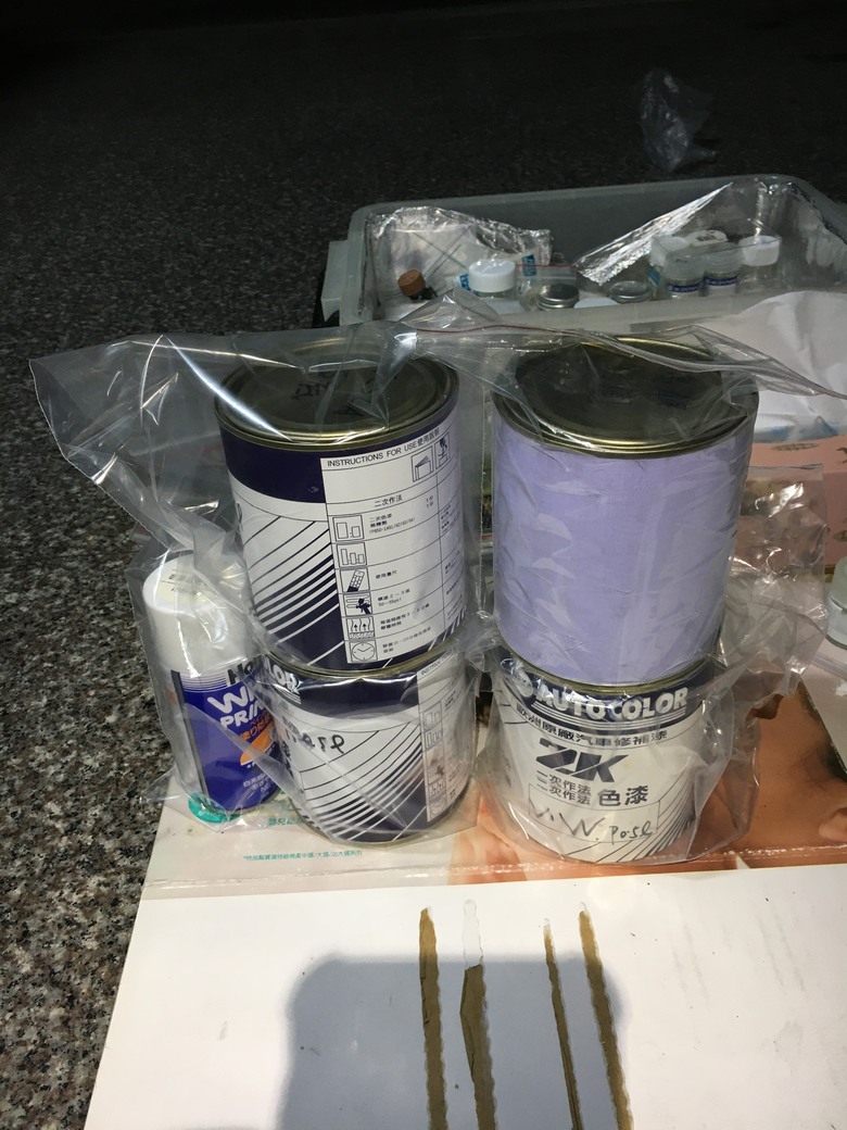 Tesla 珍珠白油漆準備