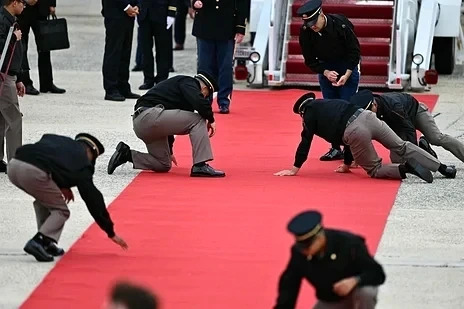 美軍跪地擦紅毯迎習近平！12秒畫面曝光， 美網友炸鍋：太丟臉