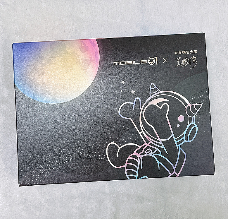 點我看大圖 【開箱】2026「Mobile01 × 世界麵包大師王鵬傑」中秋禮盒,與公主殿下賞月、品餅、吃甜甜!