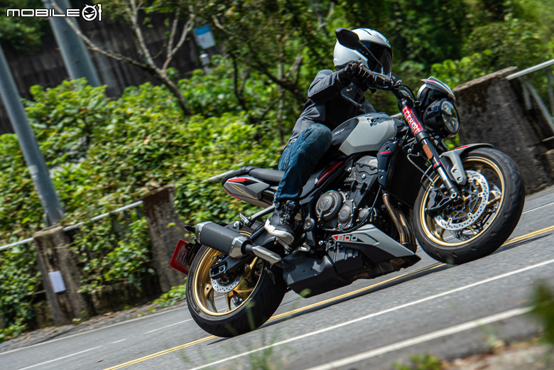點我看大圖 Triumph Trident 800 試駕|西裝暴徒展新貌,三缸魅力任逍遙