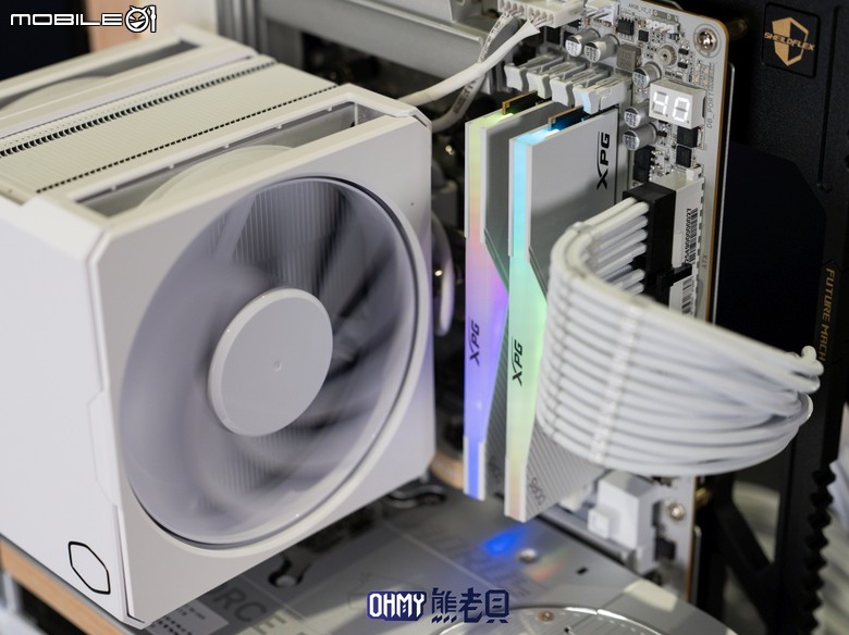 木紋 x 白色 美學！技嘉AORUS RTX5080 INFINITY WOOD