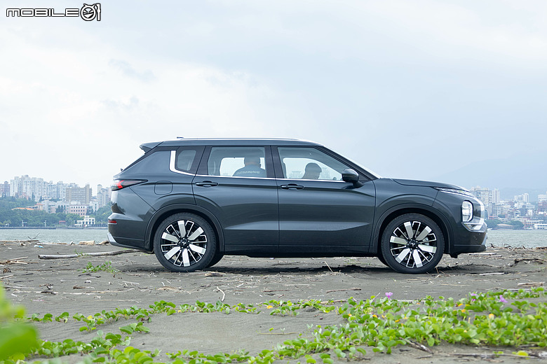 Mitsubishi 第四代小改款 Outlander 試駕｜四驅、5+2人座通通有，頂規直接給你大滿配！