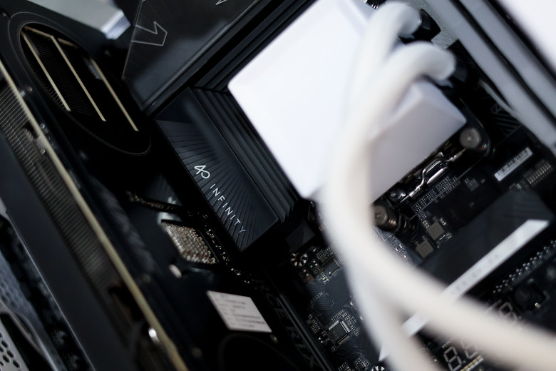 技嘉40周年限定紀念! X870 AORUS INFINITY與AORUS RTX 5070 INFINITY 12G開箱