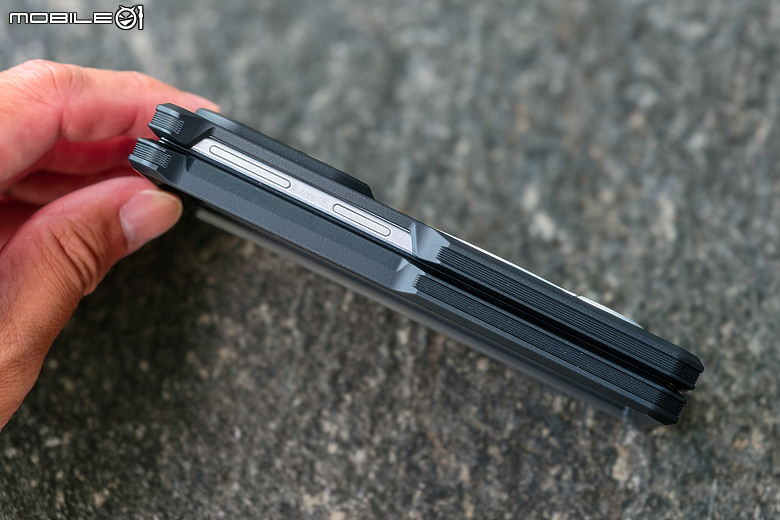 UAG x 三星 Z Fold8 / Fold8 Ultra / Flip8 保護殼｜內建磁吸 360° 支架、軍規輕薄之選！