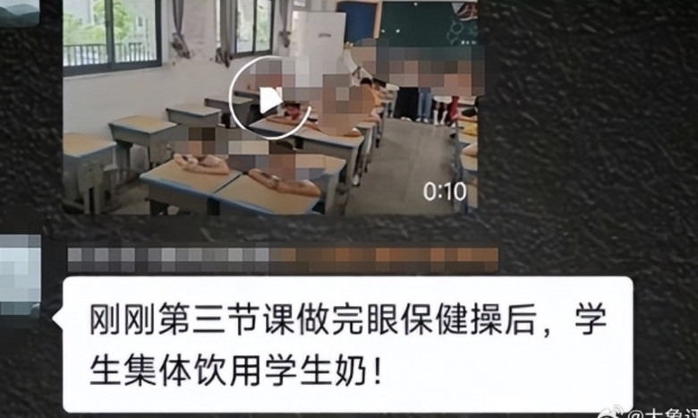 點我看大圖 訂奶生坐著喝奶, 沒訂的站著喝水, 武漢江夏區教育局謊稱後者是剛好在拿水🤥