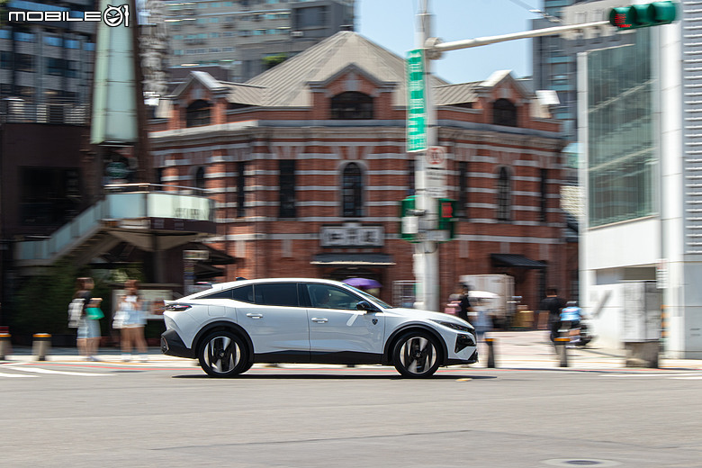 Peugeot 408 小改款試駕|帥只是基本,開過更懂它的動人!