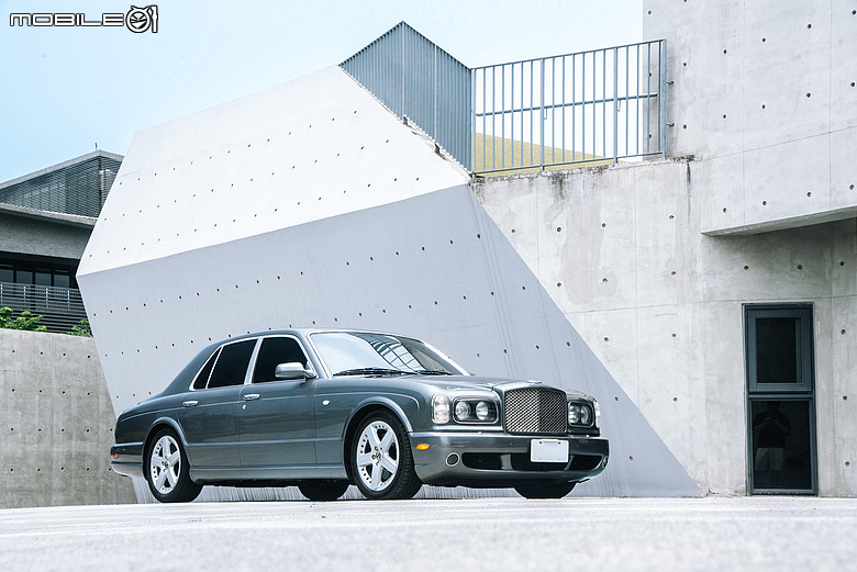 老派機械與電氣化時代的相遇｜Bentley Arnage T與Flying Spur Hybrid