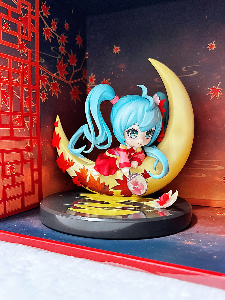 【開箱】初音未來 月西江 - 暮秋楓音沁心弦，皓月楓紅映滿江！