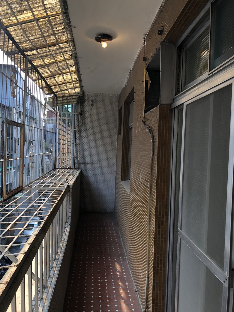 【第一次看老屋:屋主越講越開心,設計師臉色卻越來越白……OS:預算爆了,要說嗎?他還在興奮ㄟ,我…… 疑~!大門沒關上有個縫ㄟ!】