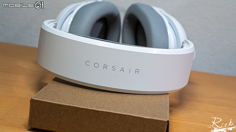 點我看大圖 【開箱】入門Dolby Atmos三模無線耳機 | CORSAIR HS35 v3 WIRELESS WHITE