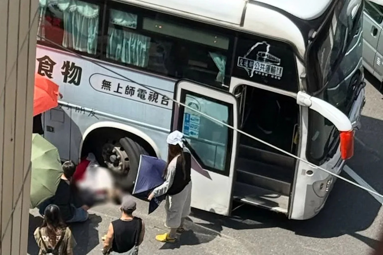 [新聞] 新加坡女遊客走斑馬線遭撞命危！國光客運司機稱「確認沒人」才右轉