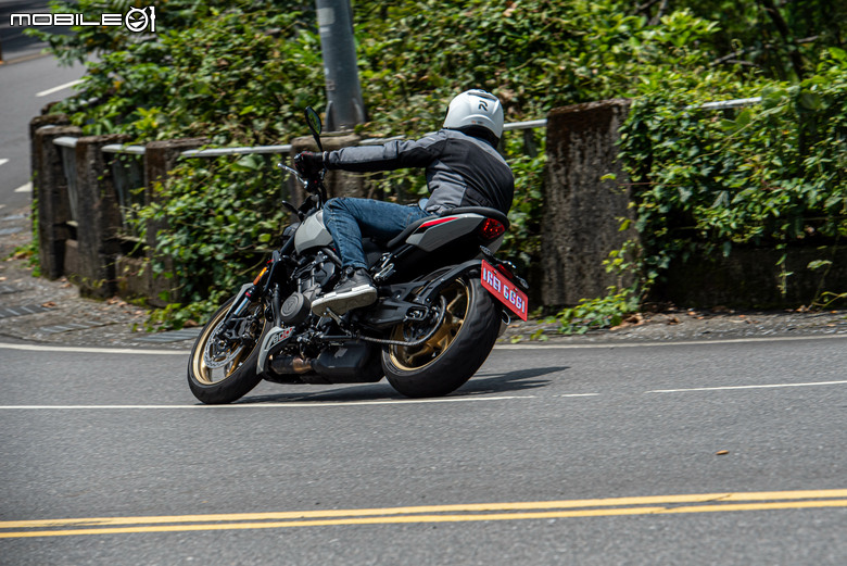 點我看大圖 Triumph Trident 800 試駕|西裝暴徒展新貌,三缸魅力任逍遙