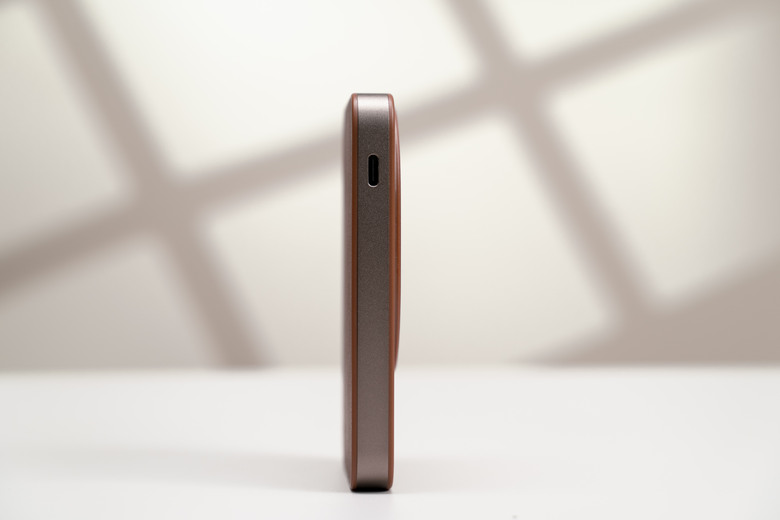 【開箱測試】Moshi IonGo 5K M 磁吸無線充電行動電源┇外型獨特┇功能差強人意