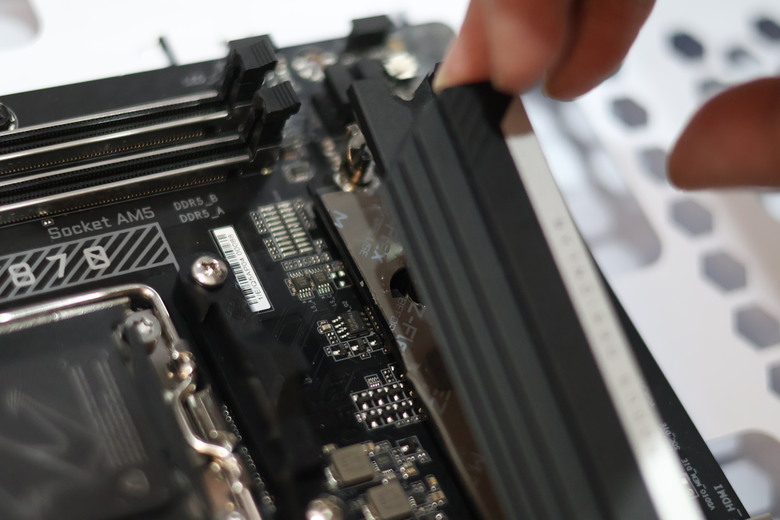 技嘉40周年限定紀念! X870 AORUS INFINITY與AORUS RTX 5070 INFINITY 12G開箱