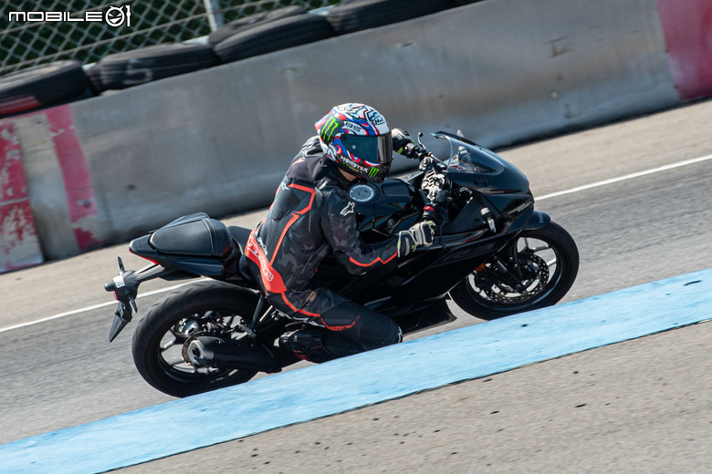 點我看大圖 YAMAHA YZF R3/R9賽道試駕|親和雙缸與靈動三缸,全面釋放R DNA極限性能