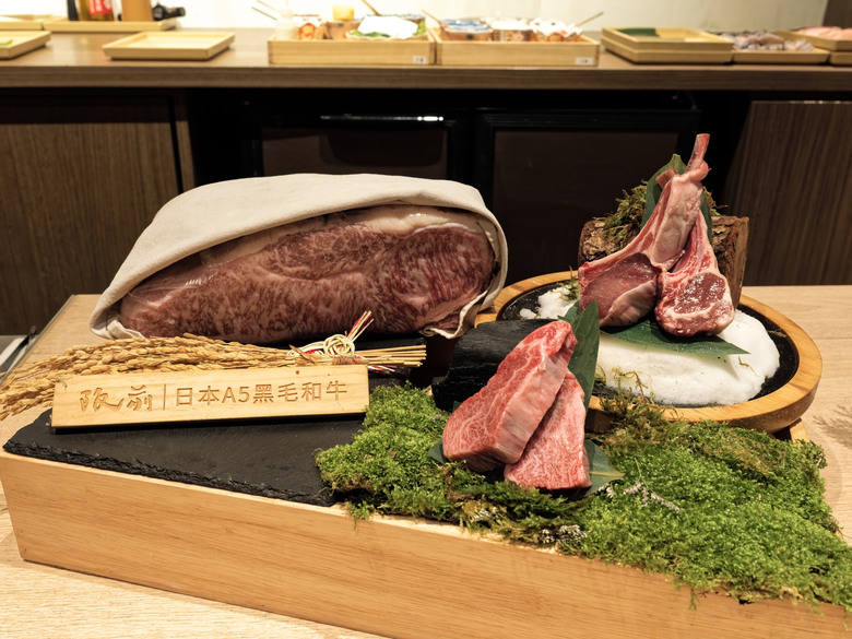 台北美食｜王品阪前鐵板燒：阪前御品套餐(A5黑樺牛老饕)（OM SYSTEM OM-3 + 17mm F1.2 實拍）