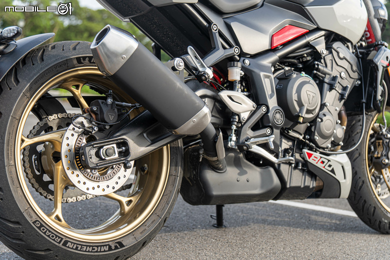 點我看大圖 Triumph Trident 800 試駕|西裝暴徒展新貌,三缸魅力任逍遙