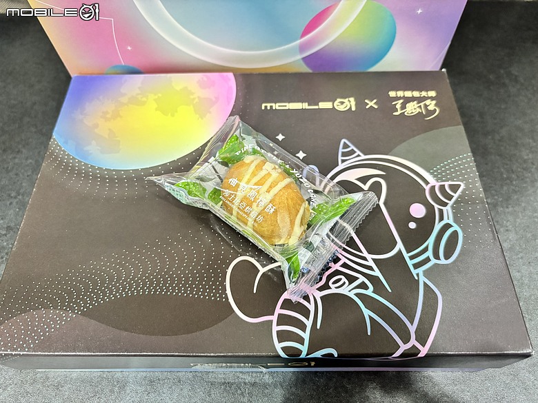 點我看大圖 【開箱+閱讀】Mobile01 中秋禮盒裡的意外驚喜|莎士比亞烘焙坊 × 王鵬傑《出陣》