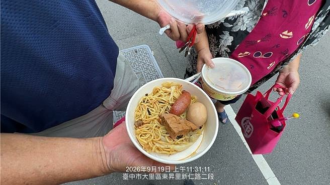點我看大圖 何欣純炒麵餐盒爆爭議,一看就超過30元,司法人員失明還失智