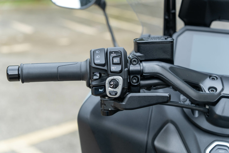 YAMAHA TMAX 560 TECH MAX 試駕｜羊皇無須多言，無可取代的王者