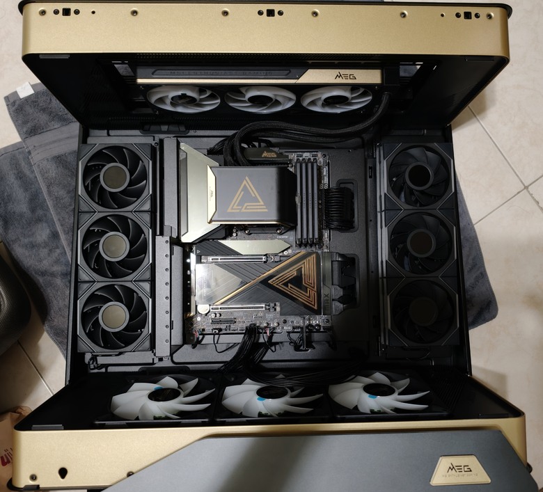 點我看大圖 微星MSI 之 MEG MAESTRO 900R、MEG X870E ACE MAX及MEG CORELIQUID E15 360 開箱分享