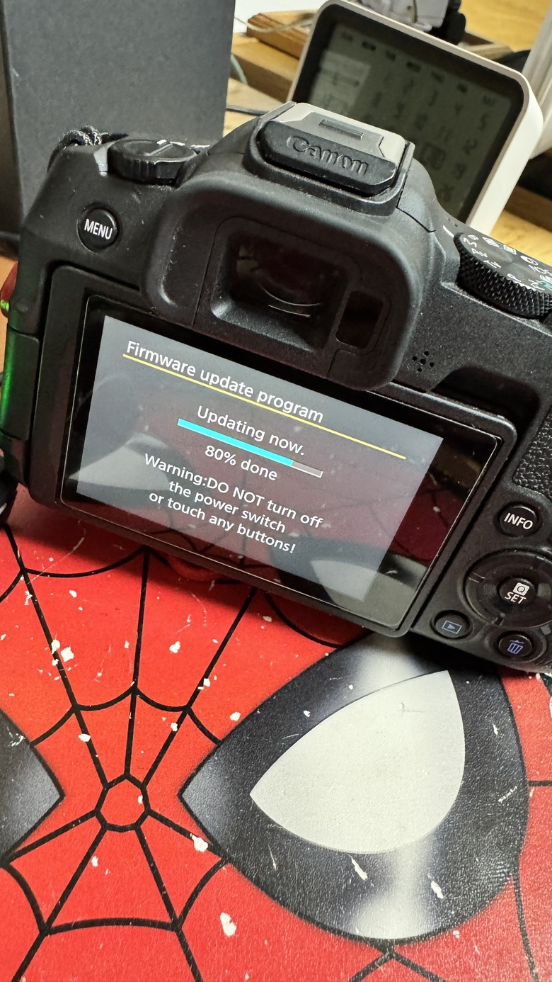 Canon R8 正常執行官方韌體更新1.6直接「變磚」主機板壞掉，原廠過保拒保 主機板維修費用將近1萬，有人也發生一樣的情形嗎？