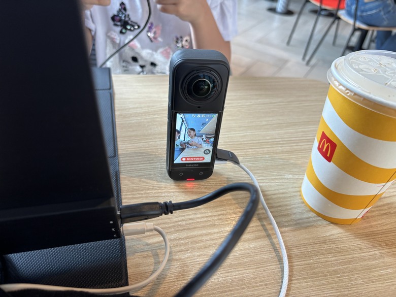 在速食餐廳也可以玩PS 讓兄妹鬩牆？！ 一個背包搞定！