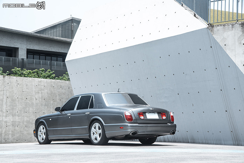 老派機械與電氣化時代的相遇｜Bentley Arnage T與Flying Spur Hybrid