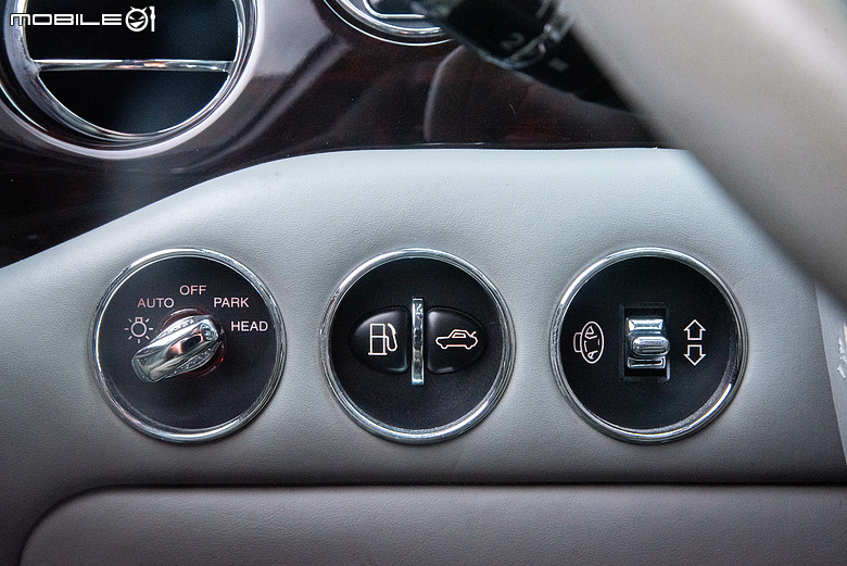 老派機械與電氣化時代的相遇｜Bentley Arnage T與Flying Spur Hybrid