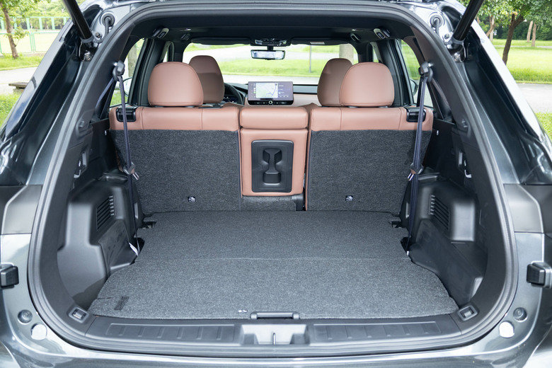 Mitsubishi 第四代小改款 Outlander 試駕｜四驅、5+2人座通通有，頂規直接給你大滿配！