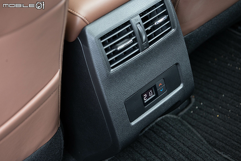 Mitsubishi 第四代小改款 Outlander 試駕｜四驅、5+2人座通通有，頂規直接給你大滿配！