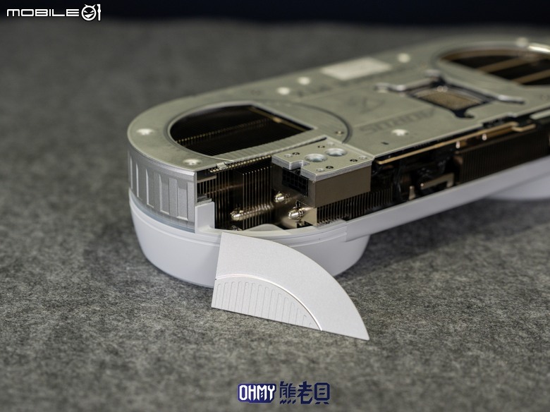 木紋 x 白色 美學！技嘉AORUS RTX5080 INFINITY WOOD