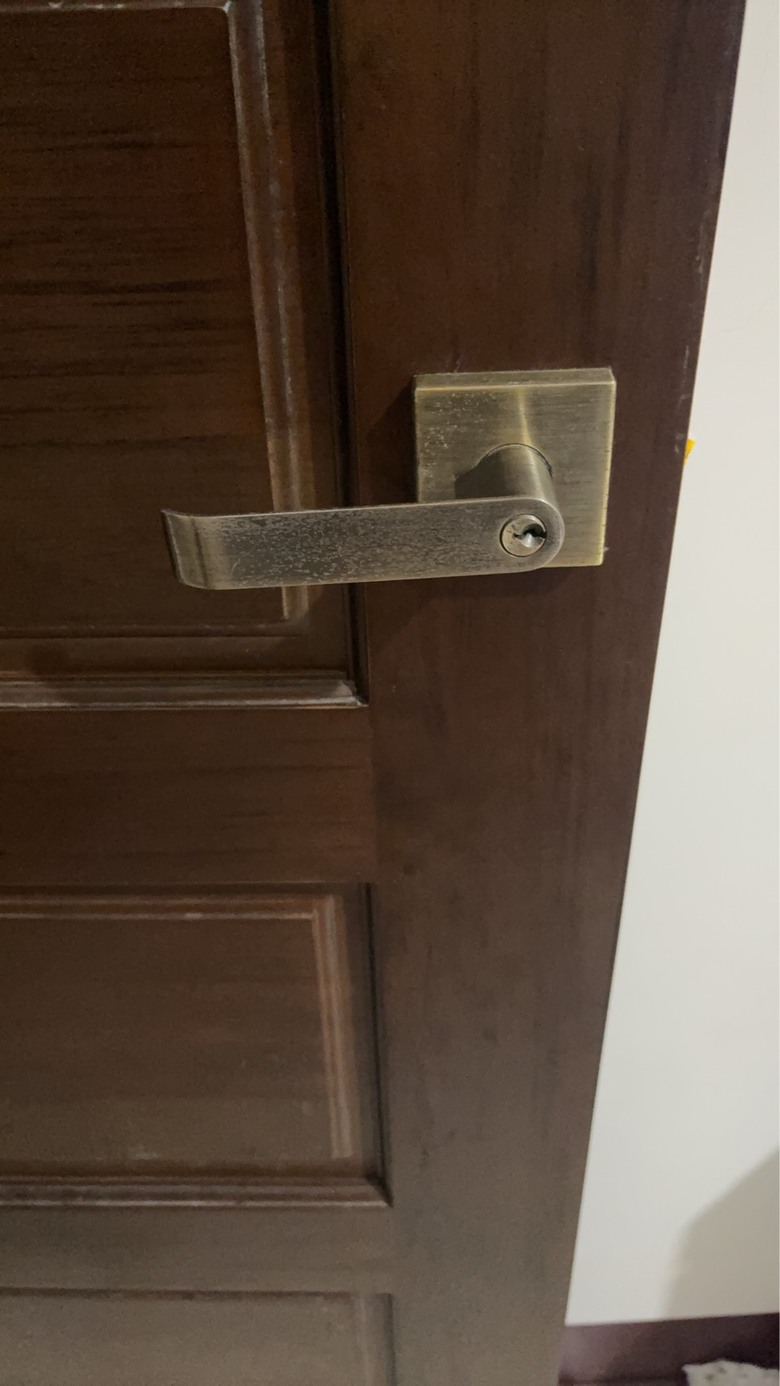 方形門把手拆不掉