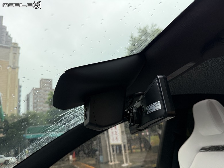 點我看大圖 PAPAGO X898 實裝分享|煥新 Model Y 專用電子後視鏡,裝完才知道原廠哨兵不夠用