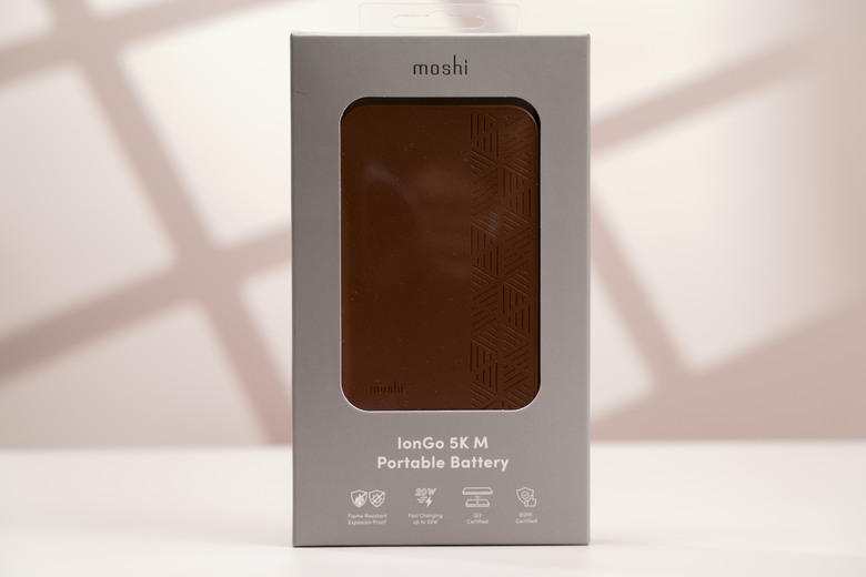 【開箱測試】Moshi IonGo 5K M 磁吸無線充電行動電源┇外型獨特┇功能差強人意