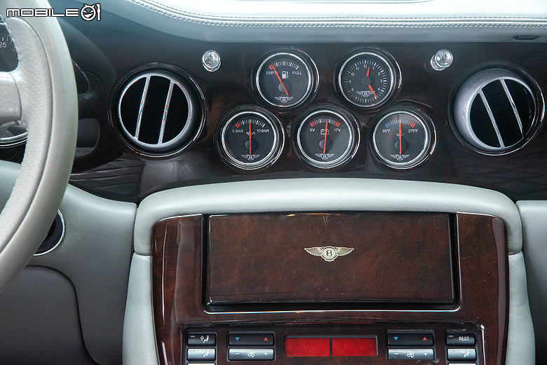 老派機械與電氣化時代的相遇｜Bentley Arnage T與Flying Spur Hybrid