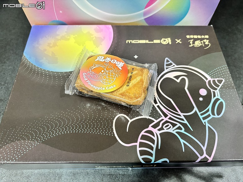點我看大圖 【開箱+閱讀】Mobile01 中秋禮盒裡的意外驚喜|莎士比亞烘焙坊 × 王鵬傑《出陣》