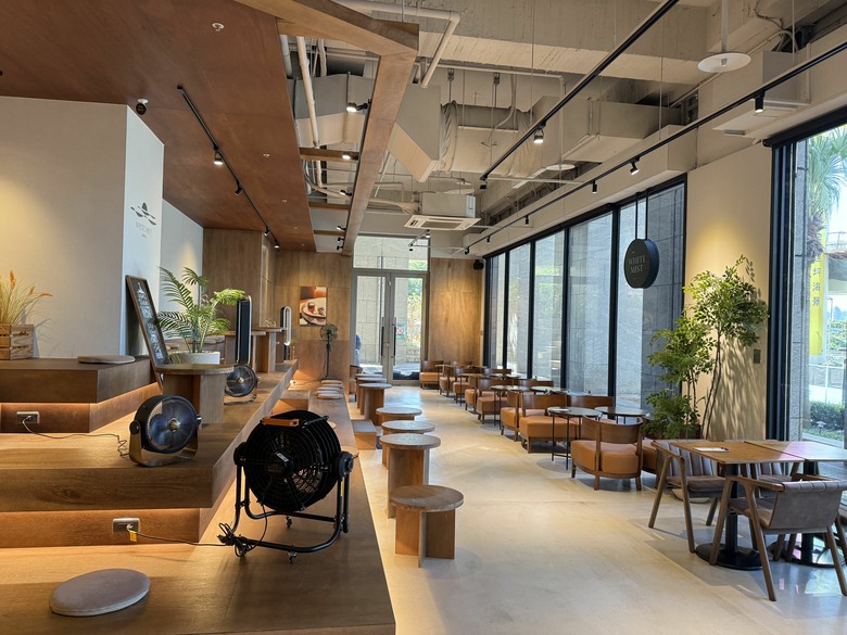 替城市戴上降噪耳機｜白霧時光 WHITE MIST 淡水紅樹林店。一席早午餐的感官散步