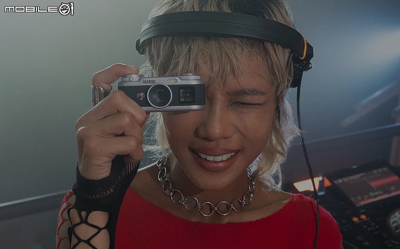 Fujifilm instax Pal 2 復古掌心機登場|內建觀景窗與 LCD 螢幕,過片撥桿加持玩味更足!