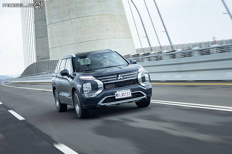 Mitsubishi 第四代小改款 Outlander 試駕｜四驅、5+2人座通通有，頂規直接給你大滿配！