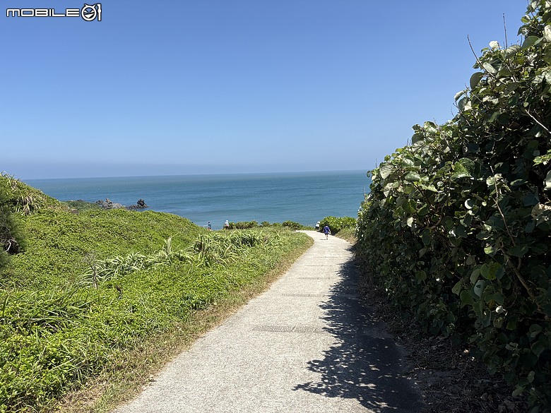 【北海岸親子踏青】走到台灣最北端上了一堂戶外課｜富貴角公園、老梅迷宮、綠石槽與富貴角燈塔