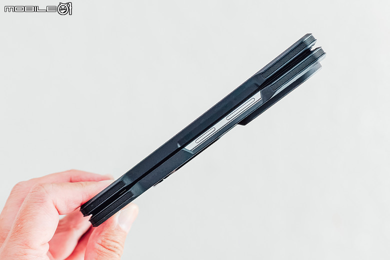 UAG x 三星 Z Fold8 / Fold8 Ultra / Flip8 保護殼｜內建磁吸 360° 支架、軍規輕薄之選！