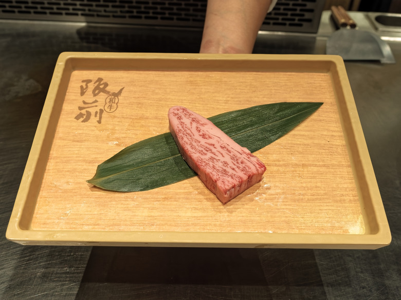 台北美食｜王品阪前鐵板燒：阪前御品套餐(A5黑樺牛老饕)（OM SYSTEM OM-3 + 17mm F1.2 實拍）