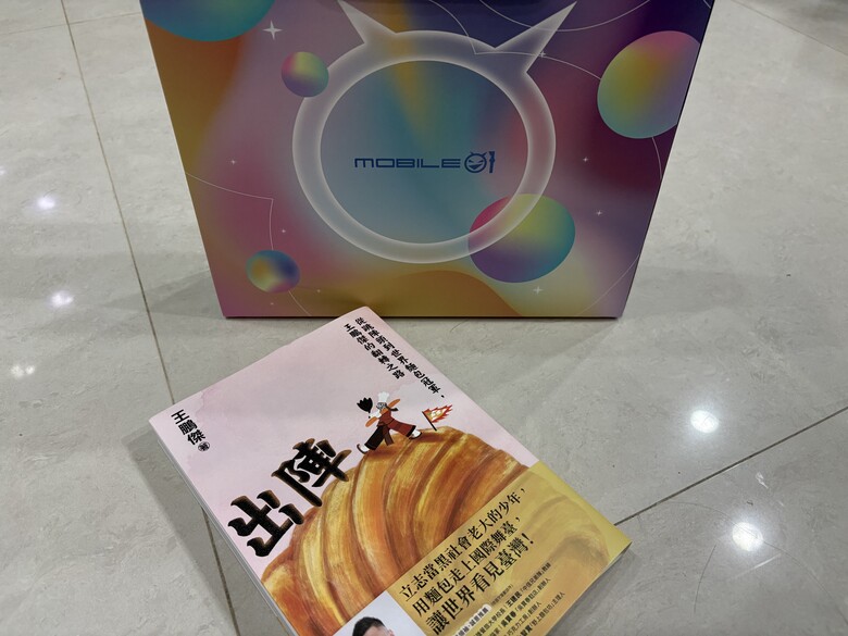 【開箱】我小時候也有個黑道大哥的夢想｜Mobile01 × 王鵬傑中秋禮盒，結果先被《出陣》吸走了