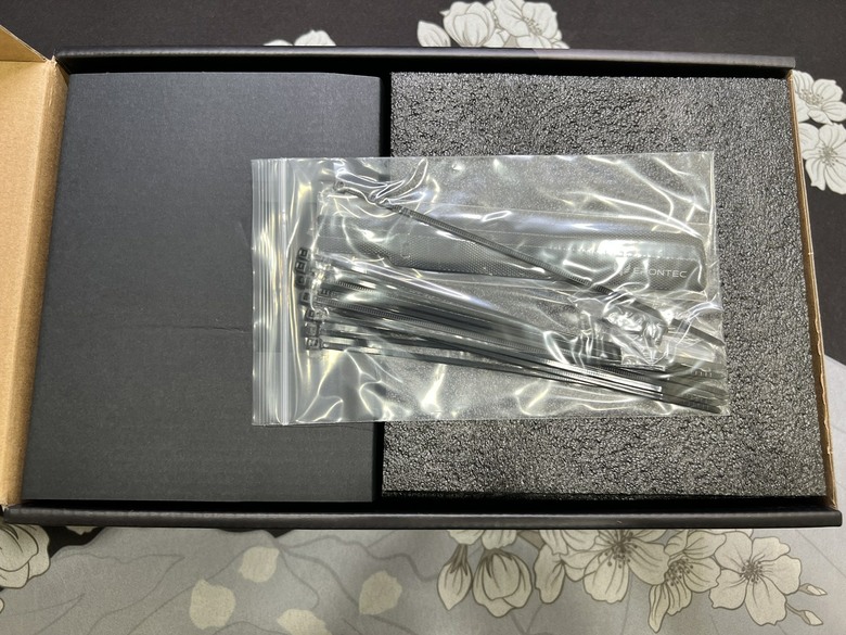 點我看大圖 Epontec MARS 1000W電源 與 Montech TG3玻璃海景機殼開箱