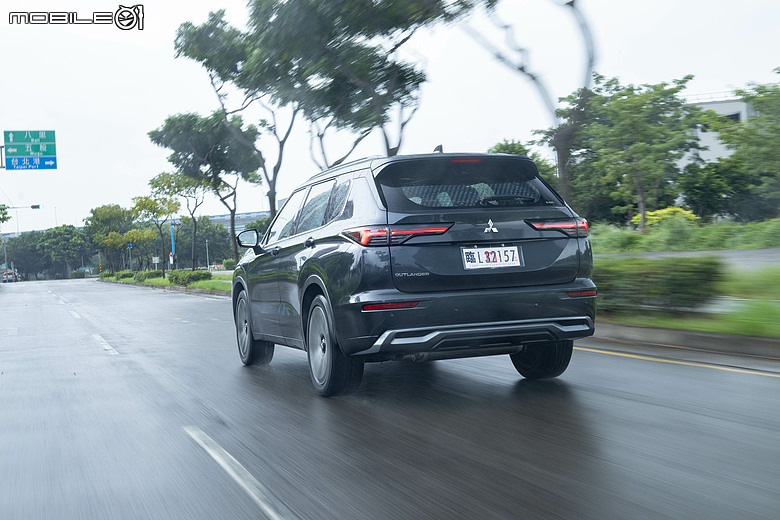 Mitsubishi 第四代小改款 Outlander 試駕｜四驅、5+2人座通通有，頂規直接給你大滿配！