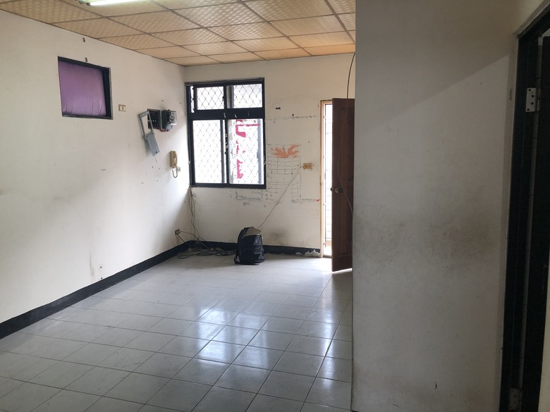 【第一次看老屋:屋主越講越開心,設計師臉色卻越來越白……OS:預算爆了,要說嗎?他還在興奮ㄟ,我…… 疑~!大門沒關上有個縫ㄟ!】