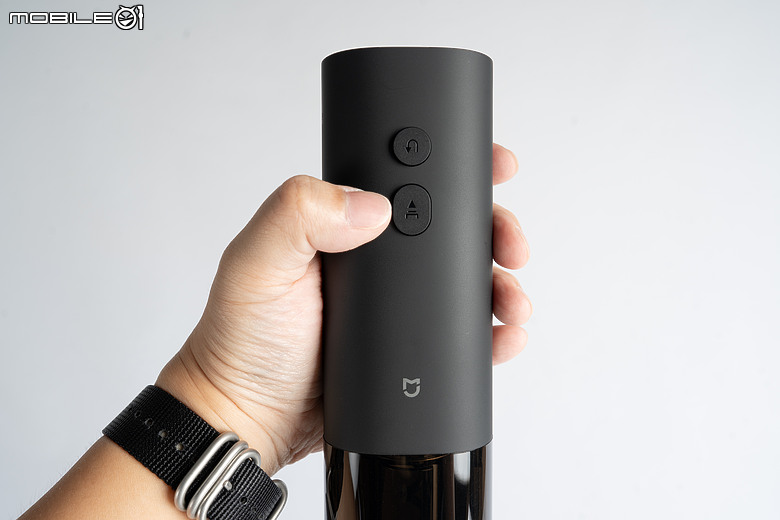 小米米家電動紅酒開瓶器值得買嗎?雙鍵操作、內建割箔刀優缺點一次看