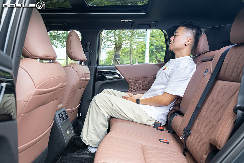Mitsubishi 第四代小改款 Outlander 試駕｜四驅、5+2人座通通有，頂規直接給你大滿配！